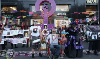 Colectivos colocan ofrenda en honor a víctimas de feminicidios y desaparecidos en México