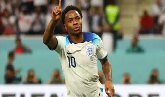 Roban en casa de Sterling con el futbolista y su familia adentro
