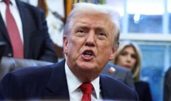 Trump prevé desastre económico si la Corte Suprema le arrebata capacidad de imponer aranceles