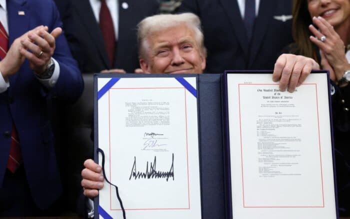 Trump firma la ley que finaliza el cierre de gobierno más largo de EU