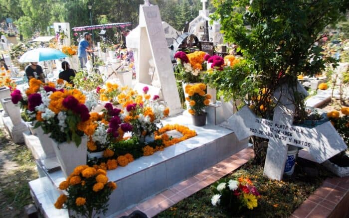 Menor de edad realiza disparos dentro de un panteón de la CDMX; dos heridos