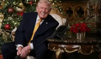Trump le dice a un niño que no dejará que un Santa Claus 'malo' entre a EE.UU. | Video
