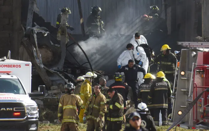 Aristegui en Vivo: Trump declara al fentanilo como arma de destrucción masiva; cae jet privado en Toluca; gresca en Congreso CDMX (16/12/2025)