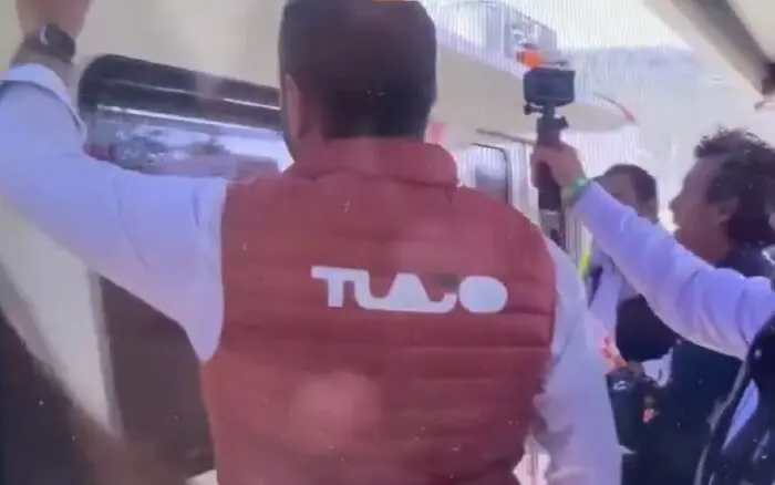 Se le va el tren a alcalde de Tlajomulco de Zúñiga durante inauguración de Línea 4