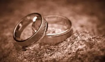 India | Mujer se casa con el cadáver de su novio; la familia lo asesinó por su casta