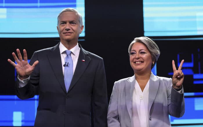 Chile decide en la segunda vuelta presidencial entre el ultraderechista Kast y la izquierdista Jara
