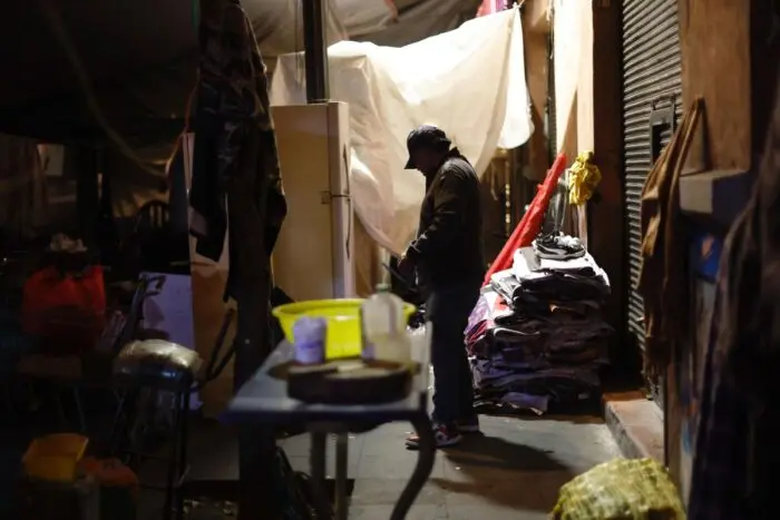 En días de fiesta, desalojados de la Ciudad de México duermen en la calle