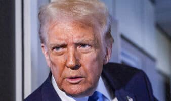Trump dice que evalúa operaciones militares antidroga en México, en entrevista con Politico