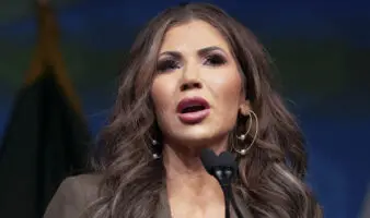 Noem pide un veto total a los viajes desde 'cada maldito país' que 'inunda' EE.UU.