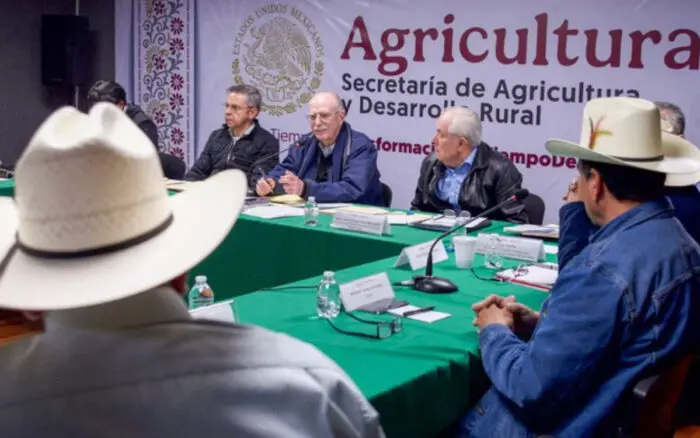 Gobierno anuncia acuerdos con agricultores y transportistas; productores se mantienen 'en alerta'
