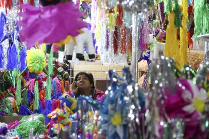 La Navidad, la temporada alta para el comercio informal en México