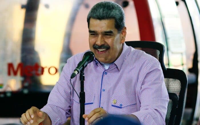 Maduro insiste en su llamado a los militares de Colombia a unirse a Venezuela