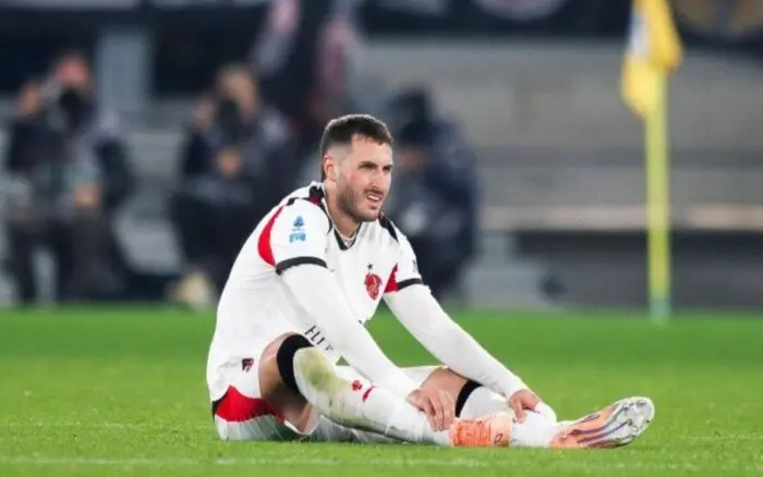 Pasa Santiago Giménez para arreglar dolencia en el tobillo derecho