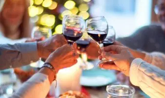 'Síndrome del corazón navideño': Los riesgos cardiovasculares por los brindis de fin de año