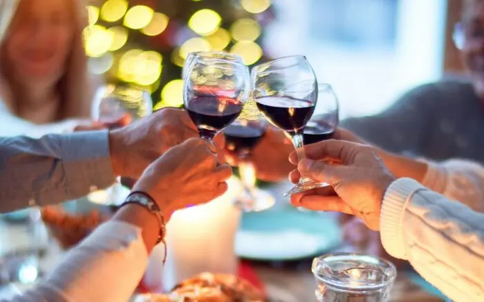 'Síndrome del corazón navideño': Los riesgos cardiovasculares por los brindis de fin de año