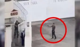 Video | Marina somete a hombre armado en cuartel de Puerto Vallarta