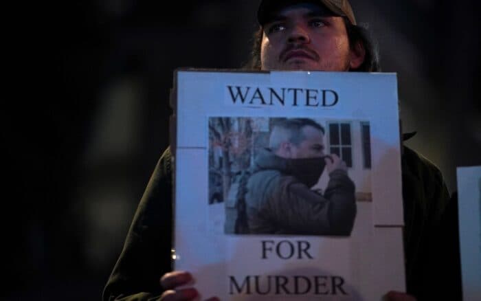 Agente que mató a mujer en Minneapolis antes fue arrastrado por auto que conducía un mexicano