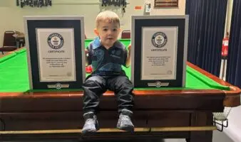 Niño de dos años logra dos récords Guinness en billar