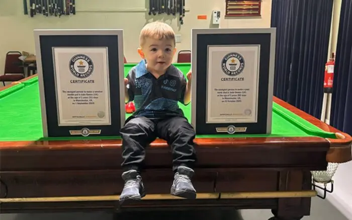 Niño de dos años logra dos récords Guinness en billar
