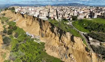 Niscemi, el pueblo italiano al borde del colapso por un gran deslizamiento | Video