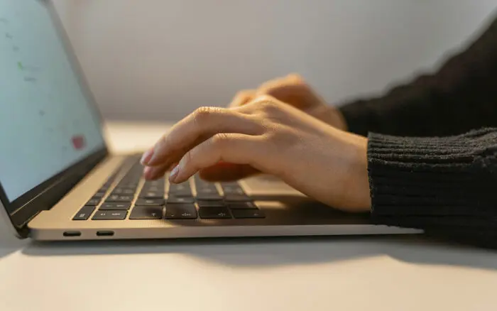 Juez declara inconstitucional el delito de 'ciberasedio' en Puebla; Artículo 19 gana amparo