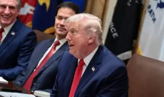 Trump dice que ordenó reabrir el espacio aéreo venezolano