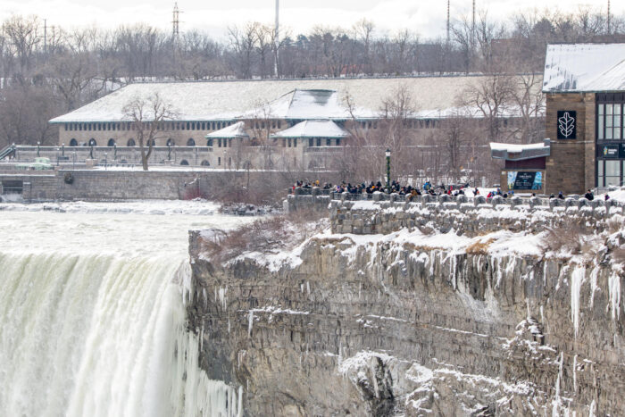 Se congelan las cataratas del Niágara; Toronto se paraliza por caída de 60 centímetros de nieve | Fotos