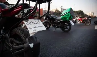 Fiscalía CDMX investiga como homicidio culposo el caso del motociclista arrastrado en Iztapalapa