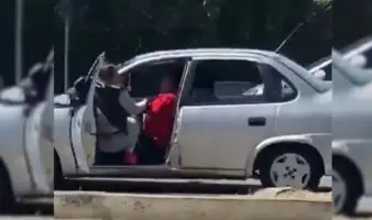 Video | Mujer se aferra a su auto en movimiento para evitar robo en Puebla