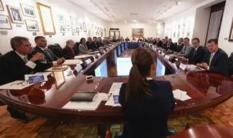 Sheinbaum recibe en Palacio Nacional a líderes de la industria automotriz en México