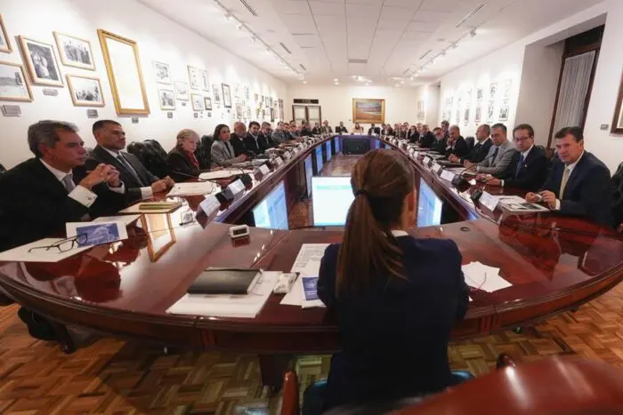 Sheinbaum recibe en Palacio Nacional a líderes de la industria automotriz en México