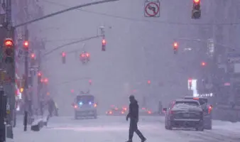 Casi la mitad de EE.UU. declara emergencia por temporal de nieve y hielo