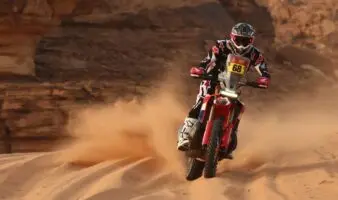 Rally Dakar 2026: Tosha Schareina firma un doblete y lidera la categoría de motos | Video
