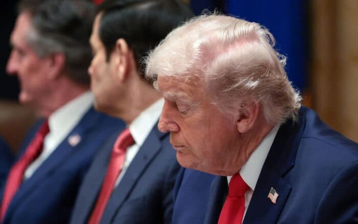 ¿Se queda dormido? Trump dice a su gabinete que sus reuniones son 'aburridas' y por eso 'cierra los ojos'