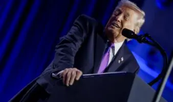 Trump propone poner su nombre a dos aeropuertos de EE.UU.