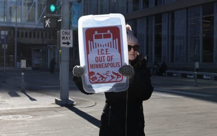 Anuncian el fin del despliegue masivo de agentes migratorios en Minnesota