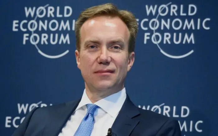 El presidente del Foro Económico Mundial deja su puesto por relación con Epstein