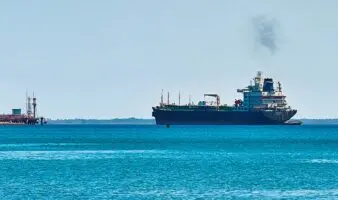 Buque petrolero atraca en Cuba, pese al bloqueo de Estados Unidos a la isla