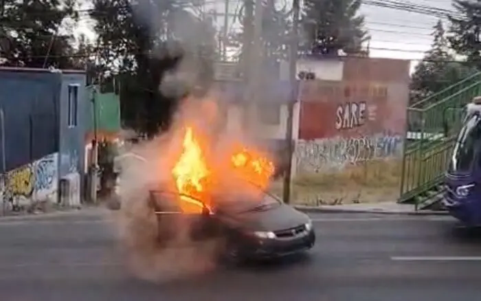 Incendian vehículo en Tlalpan; SSC informa que está relacionado con una balacera