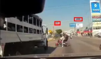 Camión de la Guardia Nacional se pasa alto y atropella a motociclistas en Ecatepec