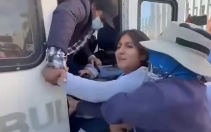 Pobladores irrumpen en el Congreso de Oaxaca y se llevan a alcaldesa; policía la rescata horas después