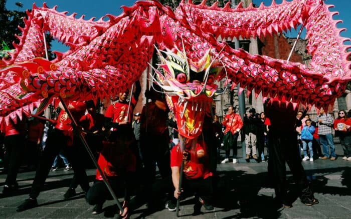 Dragones y leones dan la bienvenida al Año Nuevo chino en la CDMX