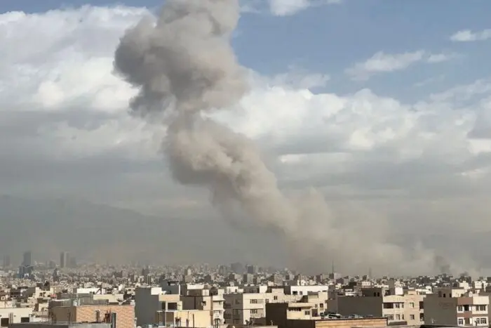 Estados Unidos e Israel lanzan un ataque masivo contra el corazón del poder en Irán