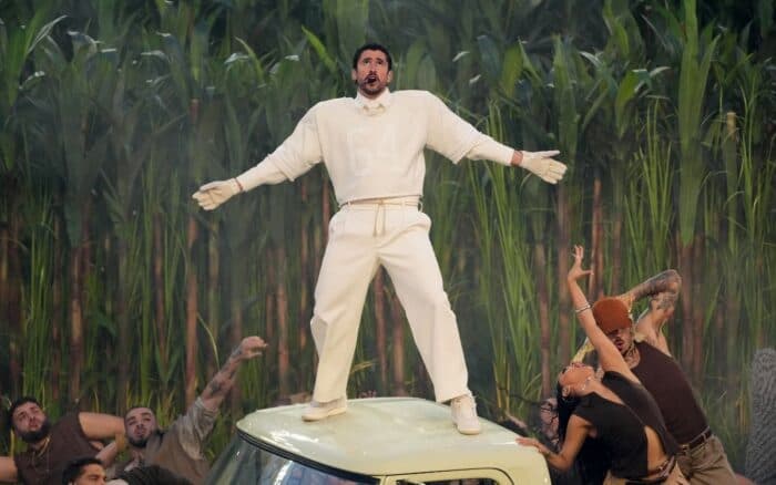 Bad Bunny 'resignificó' el ‘God Bless América’: especialista en reguetón