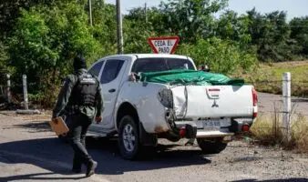 Abandonan 5 cuerpos en camioneta en Navolato, Sinaloa