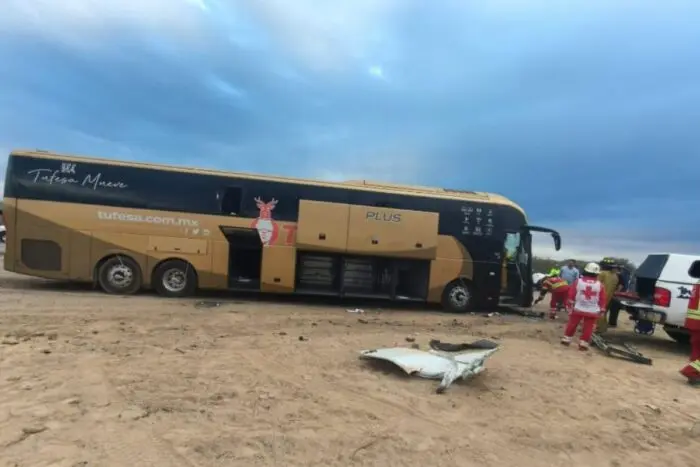 Cinco muertos y 25 heridos al chocar un autobús y un tractocamión en Sonora