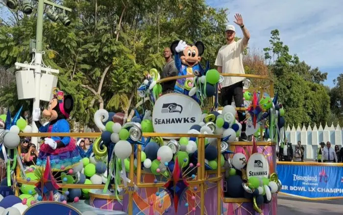 Super Bowl LX: Celebran Walker y Darnold en desfile de Disneylandia | Video