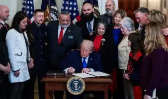 Trump designa el 22 de febrero como día para 'honrar' a familias de víctimas de 'inmigrantes indocumentados'