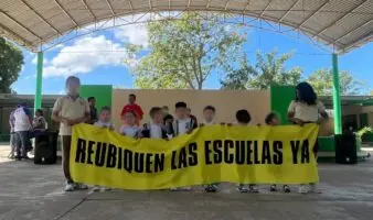 Más de 200 familias exigen reubicar escuelas cercanas a refinería de Dos Bocas
