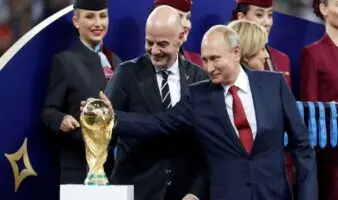 Levantar veto al futbol ruso, a propuesta de Infantino, hace feliz al Kremlin